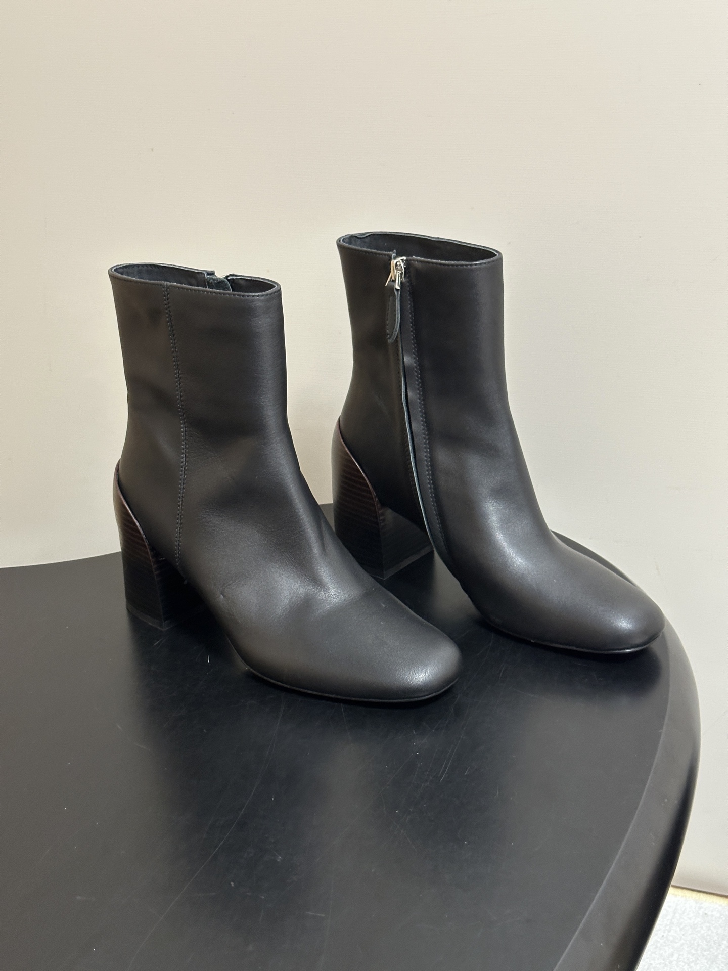 Hermes 爱马仕🐎 26Fw秋冬新款 H家Novita 60及踝靴系列复古老钱麂皮绒面侧拉链短靴几何粗跟短靴 几何风 Hermes 爱马仕🐎 26Fw秋冬新款 H家Novita 60及踝靴系列复古老钱麂皮绒面侧拉链短靴几何粗跟短靴 几何风