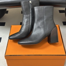 Hermes 爱马仕🐎 26Fw秋冬新款 H家Novita 60及踝靴系列复古老钱麂皮绒面侧拉链短靴几何粗跟短靴 几何风 Hermes 爱马仕🐎 26Fw秋冬新款 H家Novita 60及踝靴系列复古老钱麂皮绒面侧拉链短靴几何粗跟短靴 几何风