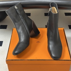 Hermes 爱马仕🐎 26Fw秋冬新款 H家Novita 60及踝靴系列复古老钱麂皮绒面侧拉链短靴几何粗跟短靴 几何风 Hermes 爱马仕🐎 26Fw秋冬新款 H家Novita 60及踝靴系列复古老钱麂皮绒面侧拉链短靴几何粗跟短靴 几何风