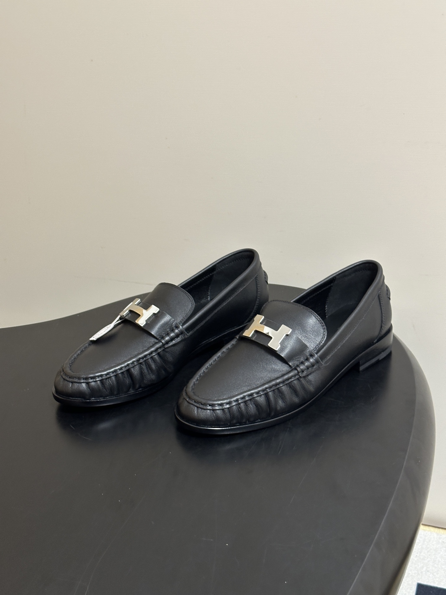 顶级品质 Hermes 爱马仕🐎 H家 2026 早秋新款Nova 褶皱乐福鞋经典H字母金属扣乐福鞋一脚蹬单鞋 小牛皮 顶级品质 Hermes 爱马仕🐎 H家 2026 早秋新款Nova 褶皱乐福鞋经典H字母金属扣乐福鞋一脚蹬单鞋 小牛皮