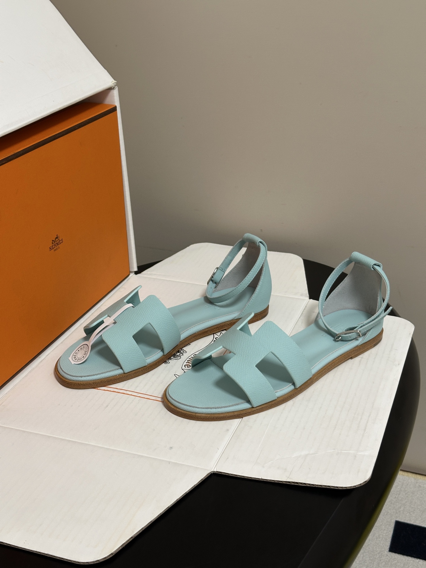 顶级品质(配高档飞机盒✈️) Hermes 爱马仕🐎 Santorini凉鞋系列 H家万年经典款 平底凉鞋H鞋面中空凉鞋 顶级品质(配高档飞机盒✈️) Hermes 爱马仕🐎 Santorini凉鞋系列 H家万年经典款 平底凉鞋H鞋面中空凉鞋