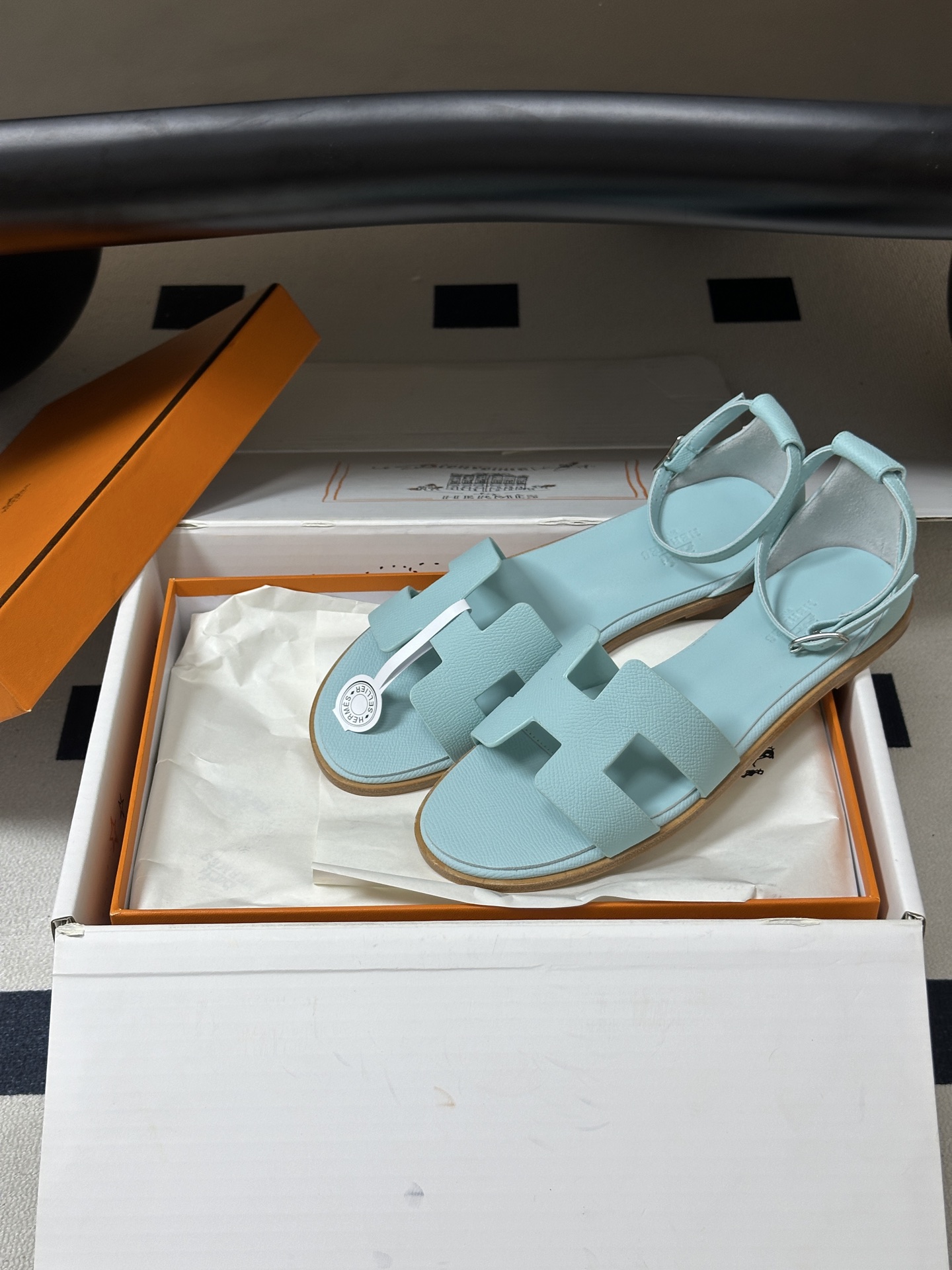 顶级品质(配高档飞机盒✈️) Hermes 爱马仕🐎 Santorini凉鞋系列 H家万年经典款 平底凉鞋H鞋面中空凉鞋 顶级品质(配高档飞机盒✈️) Hermes 爱马仕🐎 Santorini凉鞋系列 H家万年经典款 平底凉鞋H鞋面中空凉鞋