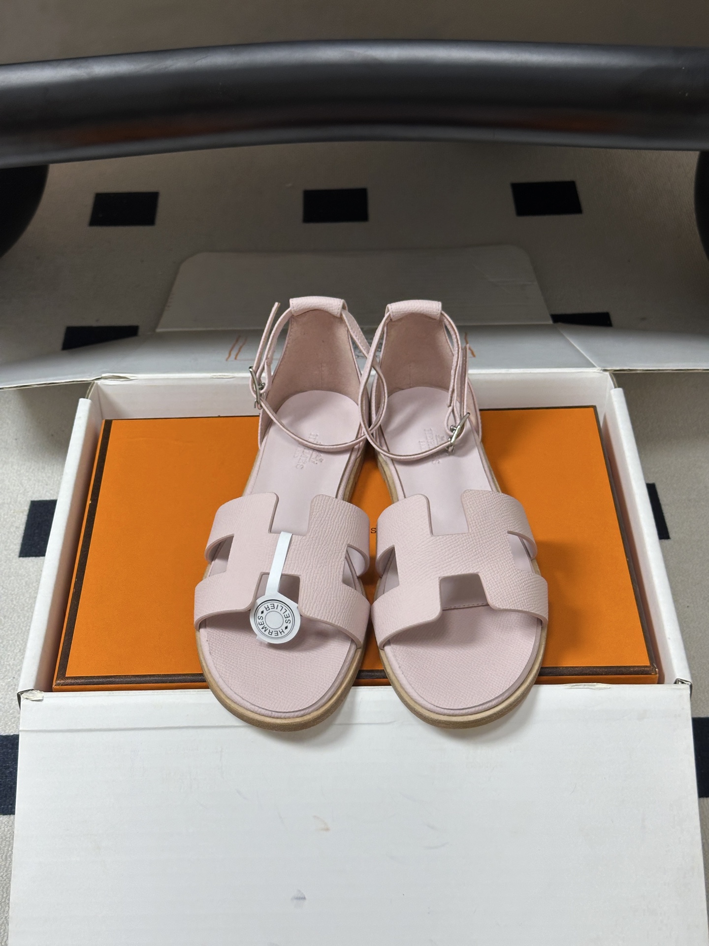 顶级品质(配高档飞机盒✈️) Hermes 爱马仕🐎 Santorini凉鞋系列 H家万年经典款 平底凉鞋H鞋面中空凉鞋 顶级品质(配高档飞机盒✈️) Hermes 爱马仕🐎 Santorini凉鞋系列 H家万年经典款 平底凉鞋H鞋面中空凉鞋
