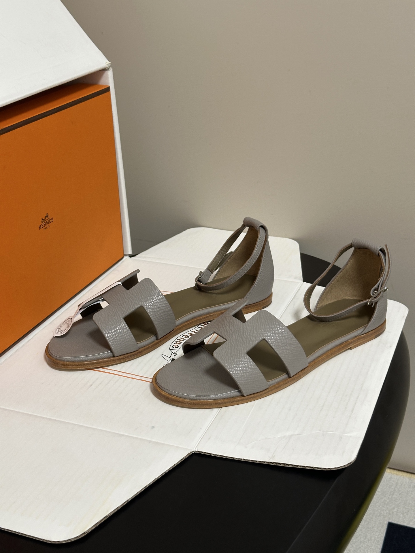 顶级品质(配高档飞机盒✈️) Hermes 爱马仕🐎 Santorini凉鞋系列 H家万年经典款 平底凉鞋H鞋面中空凉鞋 顶级品质(配高档飞机盒✈️) Hermes 爱马仕🐎 Santorini凉鞋系列 H家万年经典款 平底凉鞋H鞋面中空凉鞋
