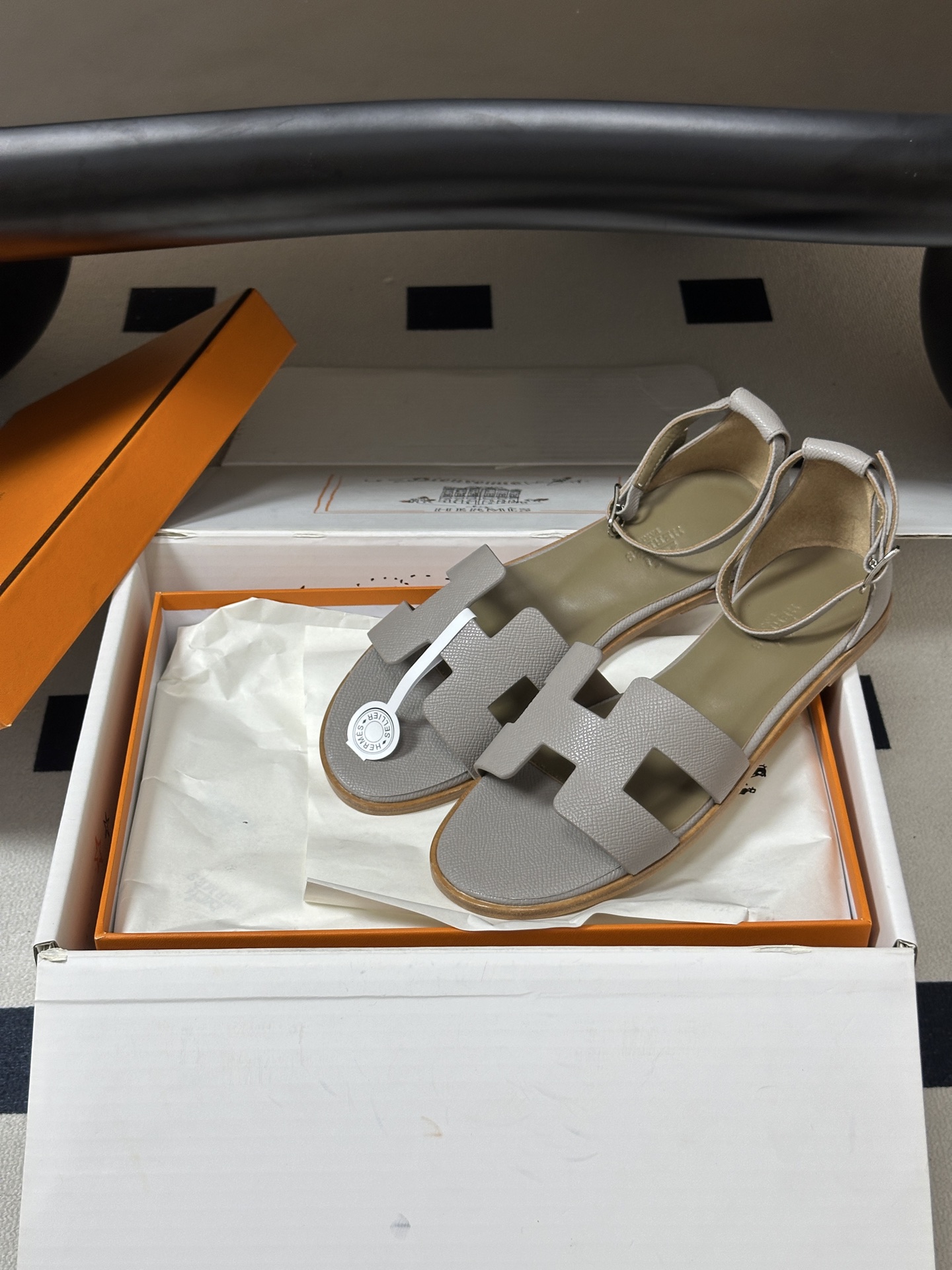 顶级品质(配高档飞机盒✈️) Hermes 爱马仕🐎 Santorini凉鞋系列 H家万年经典款 平底凉鞋H鞋面中空凉鞋 顶级品质(配高档飞机盒✈️) Hermes 爱马仕🐎 Santorini凉鞋系列 H家万年经典款 平底凉鞋H鞋面中空凉鞋