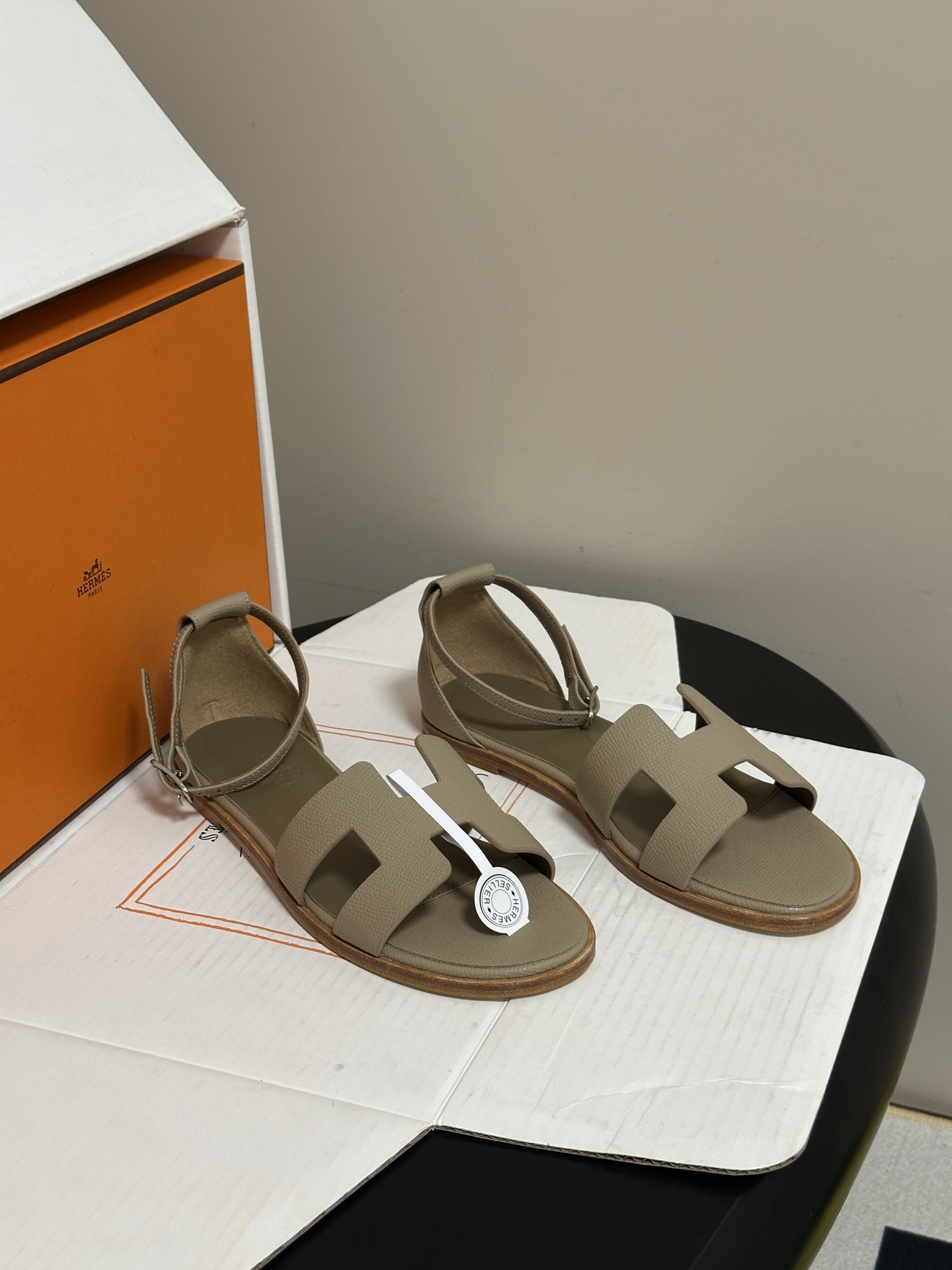 顶级品质（配高档飞机盒✈️） Hermes 爱马仕🐎 Santorini凉鞋系列 H家万年经典款 平底凉鞋H鞋面中空凉鞋