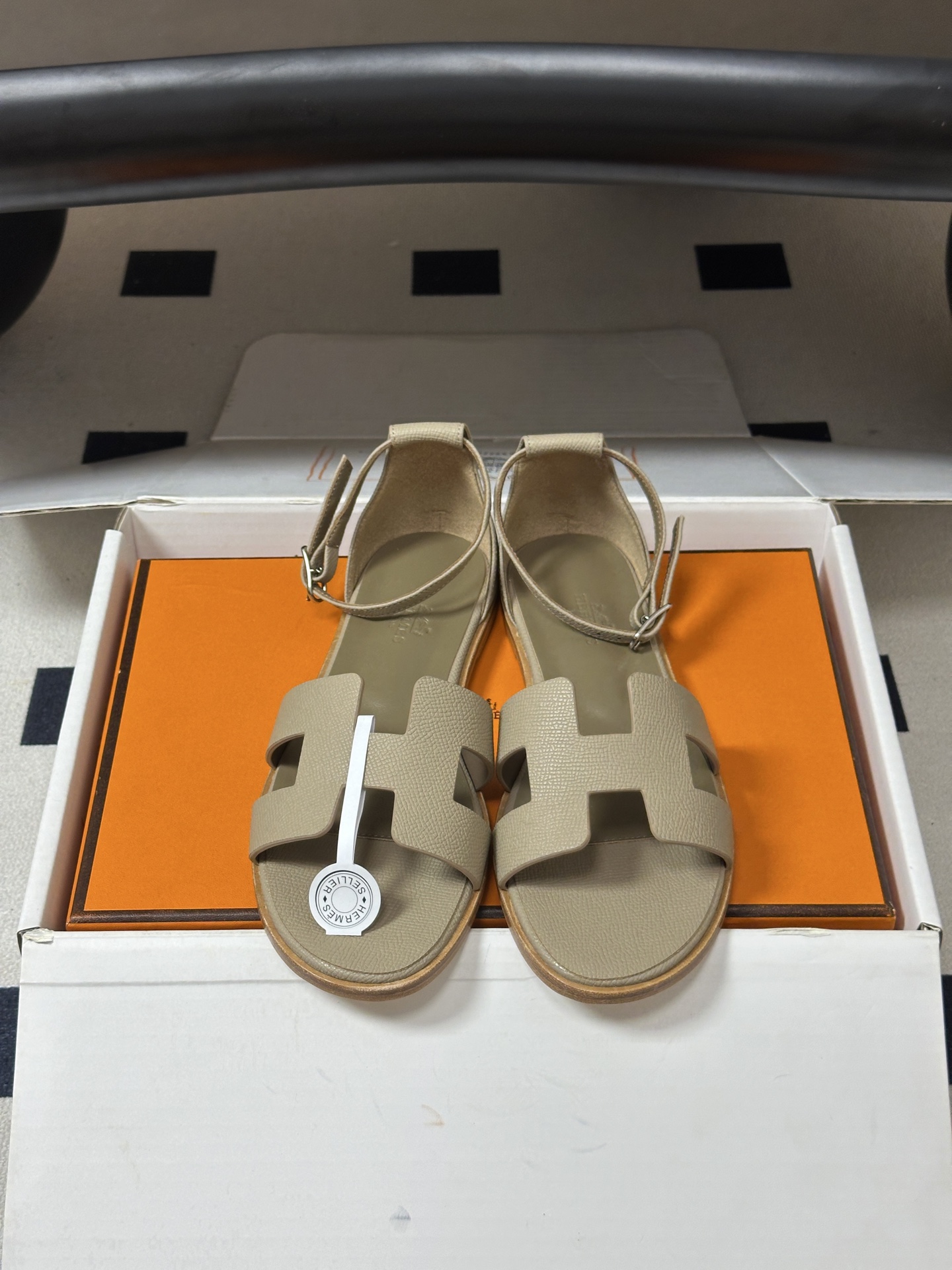顶级品质(配高档飞机盒✈️) Hermes 爱马仕🐎 Santorini凉鞋系列 H家万年经典款 平底凉鞋H鞋面中空凉鞋 顶级品质(配高档飞机盒✈️) Hermes 爱马仕🐎 Santorini凉鞋系列 H家万年经典款 平底凉鞋H鞋面中空凉鞋