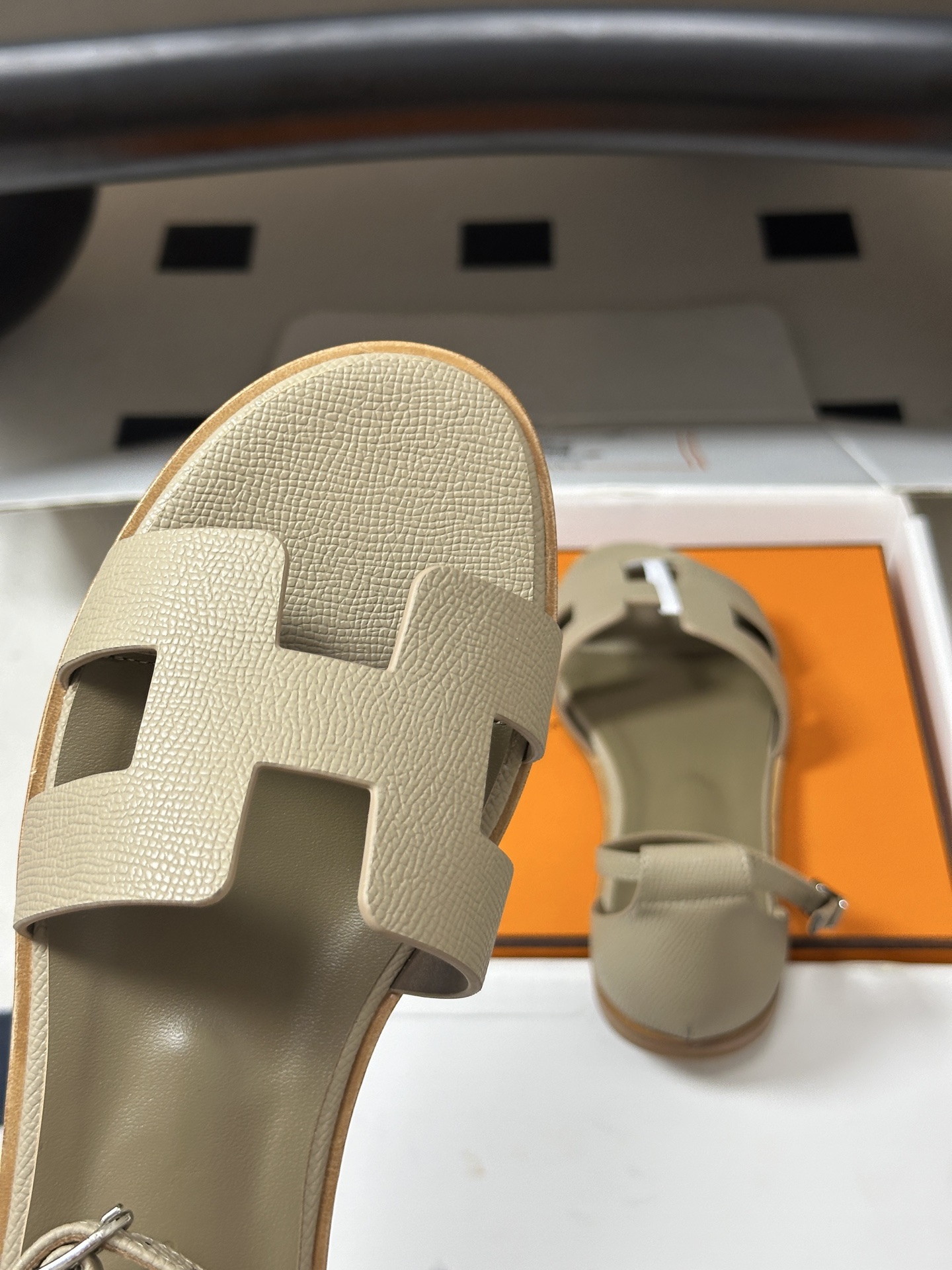 顶级品质(配高档飞机盒✈️) Hermes 爱马仕🐎 Santorini凉鞋系列 H家万年经典款 平底凉鞋H鞋面中空凉鞋 顶级品质(配高档飞机盒✈️) Hermes 爱马仕🐎 Santorini凉鞋系列 H家万年经典款 平底凉鞋H鞋面中空凉鞋