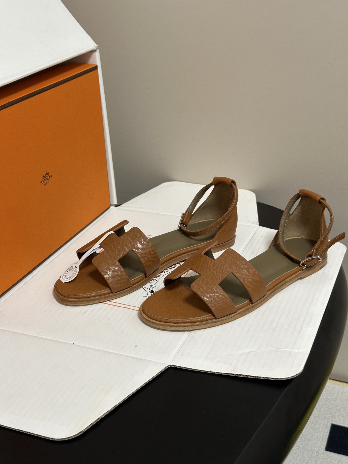 顶级品质(配高档飞机盒✈️) Hermes 爱马仕🐎 Santorini凉鞋系列 H家万年经典款 平底凉鞋H鞋面中空凉鞋 顶级品质(配高档飞机盒✈️) Hermes 爱马仕🐎 Santorini凉鞋系列 H家万年经典款 平底凉鞋H鞋面中空凉鞋
