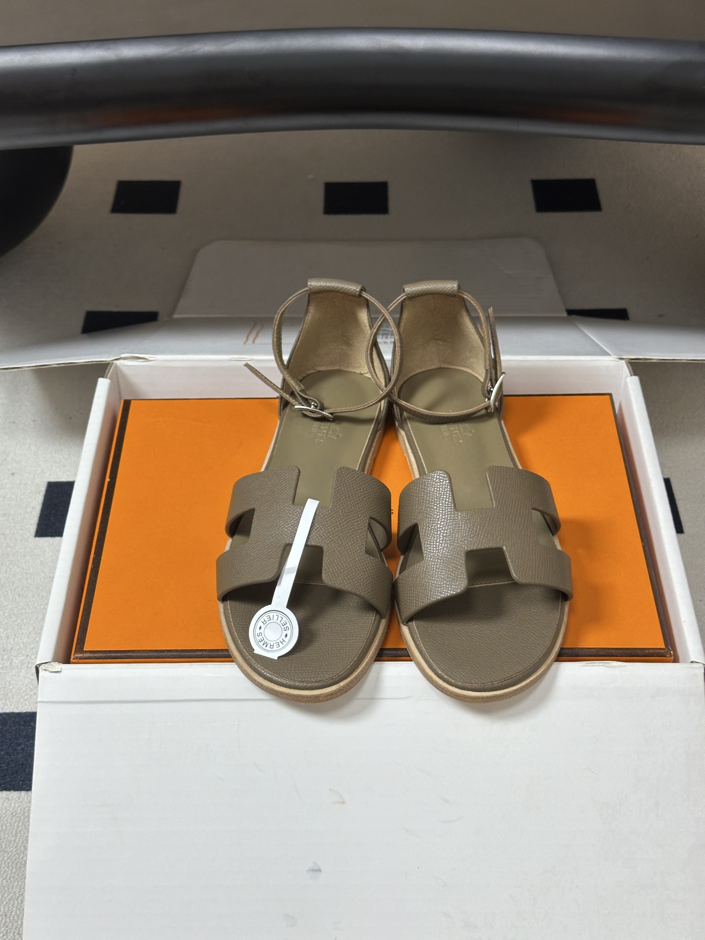 顶级品质(配高档飞机盒✈️) Hermes 爱马仕🐎 Santorini凉鞋系列 H家万年经典款 平底凉鞋H鞋面中空凉鞋 顶级品质(配高档飞机盒✈️) Hermes 爱马仕🐎 Santorini凉鞋系列 H家万年经典款 平底凉鞋H鞋面中空凉鞋