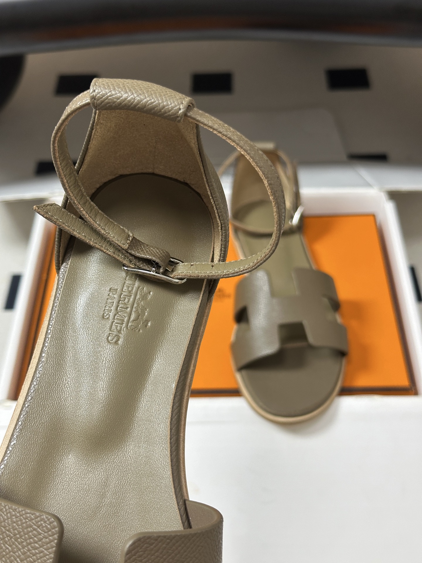 顶级品质(配高档飞机盒✈️) Hermes 爱马仕🐎 Santorini凉鞋系列 H家万年经典款 平底凉鞋H鞋面中空凉鞋 顶级品质(配高档飞机盒✈️) Hermes 爱马仕🐎 Santorini凉鞋系列 H家万年经典款 平底凉鞋H鞋面中空凉鞋