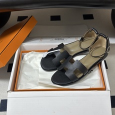 顶级品质(配高档飞机盒✈️) Hermes 爱马仕🐎 Santorini凉鞋系列 H家万年经典款 平底凉鞋H鞋面中空凉鞋 顶级品质(配高档飞机盒✈️) Hermes 爱马仕🐎 Santorini凉鞋系列 H家万年经典款 平底凉鞋H鞋面中空凉鞋