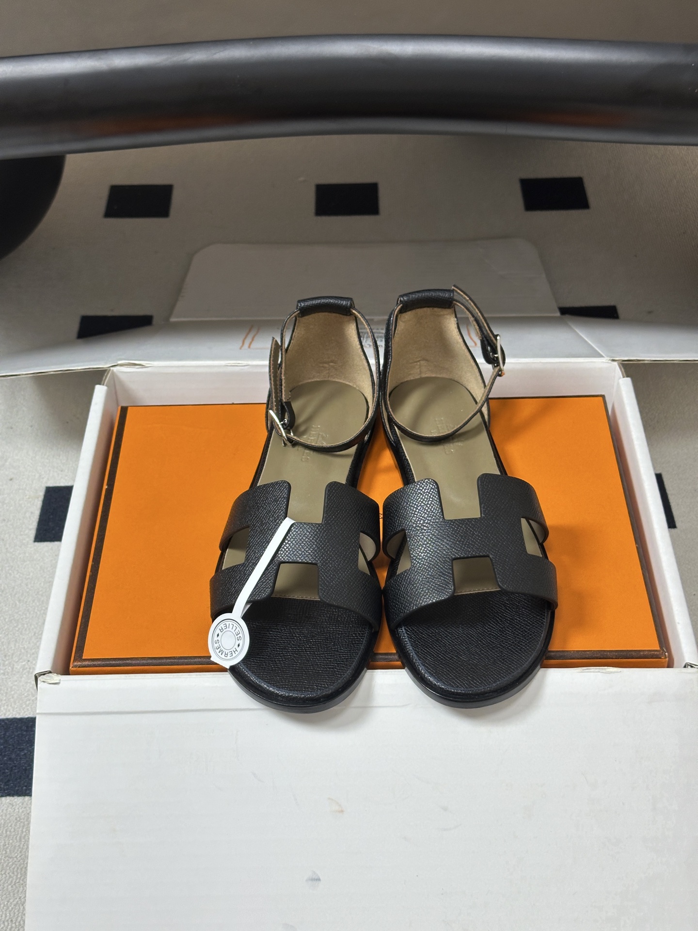 顶级品质(配高档飞机盒✈️) Hermes 爱马仕🐎 Santorini凉鞋系列 H家万年经典款 平底凉鞋H鞋面中空凉鞋 顶级品质(配高档飞机盒✈️) Hermes 爱马仕🐎 Santorini凉鞋系列 H家万年经典款 平底凉鞋H鞋面中空凉鞋