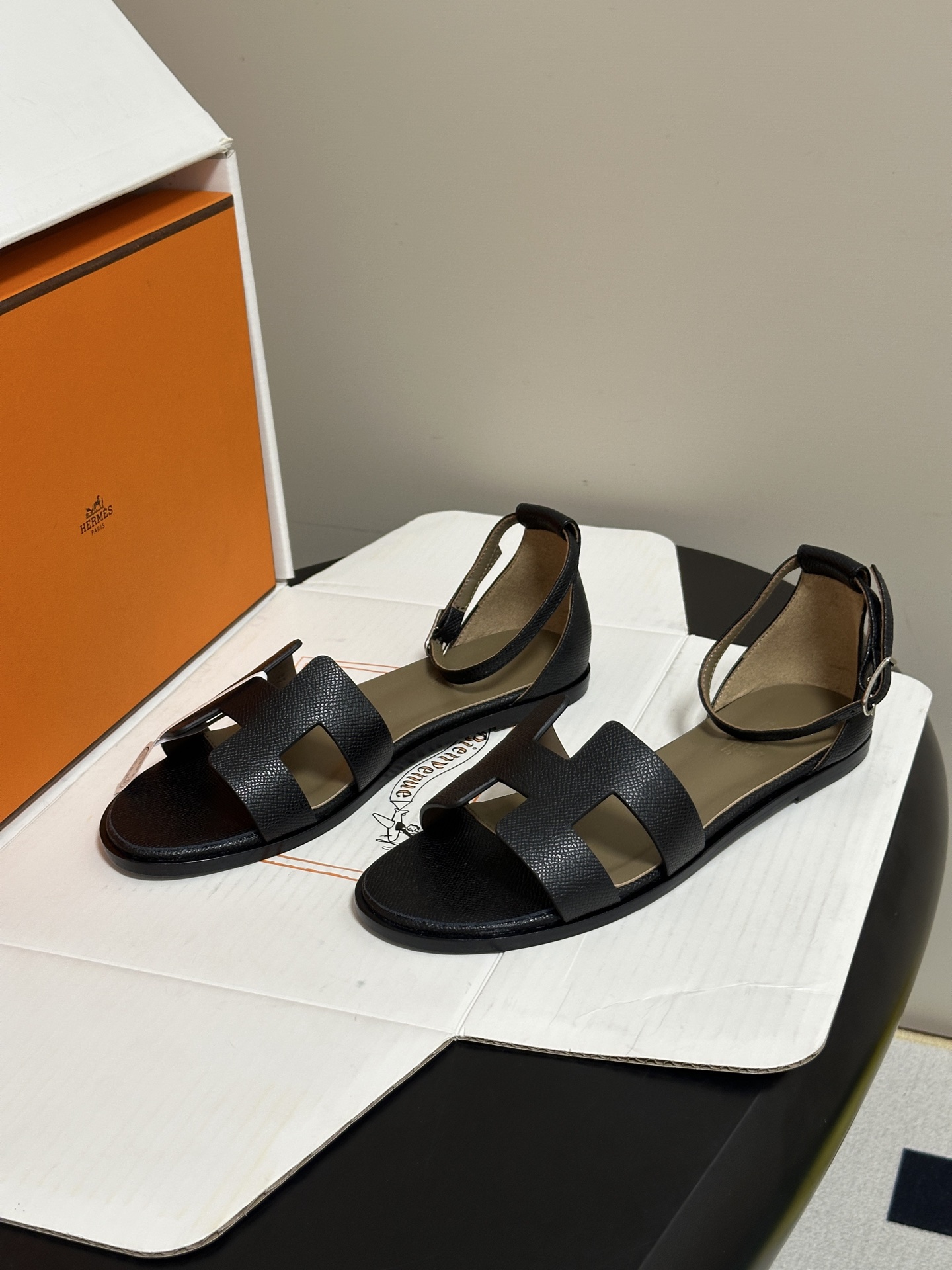 顶级品质(配高档飞机盒✈️) Hermes 爱马仕🐎 Santorini凉鞋系列 H家万年经典款 平底凉鞋H鞋面中空凉鞋 顶级品质(配高档飞机盒✈️) Hermes 爱马仕🐎 Santorini凉鞋系列 H家万年经典款 平底凉鞋H鞋面中空凉鞋