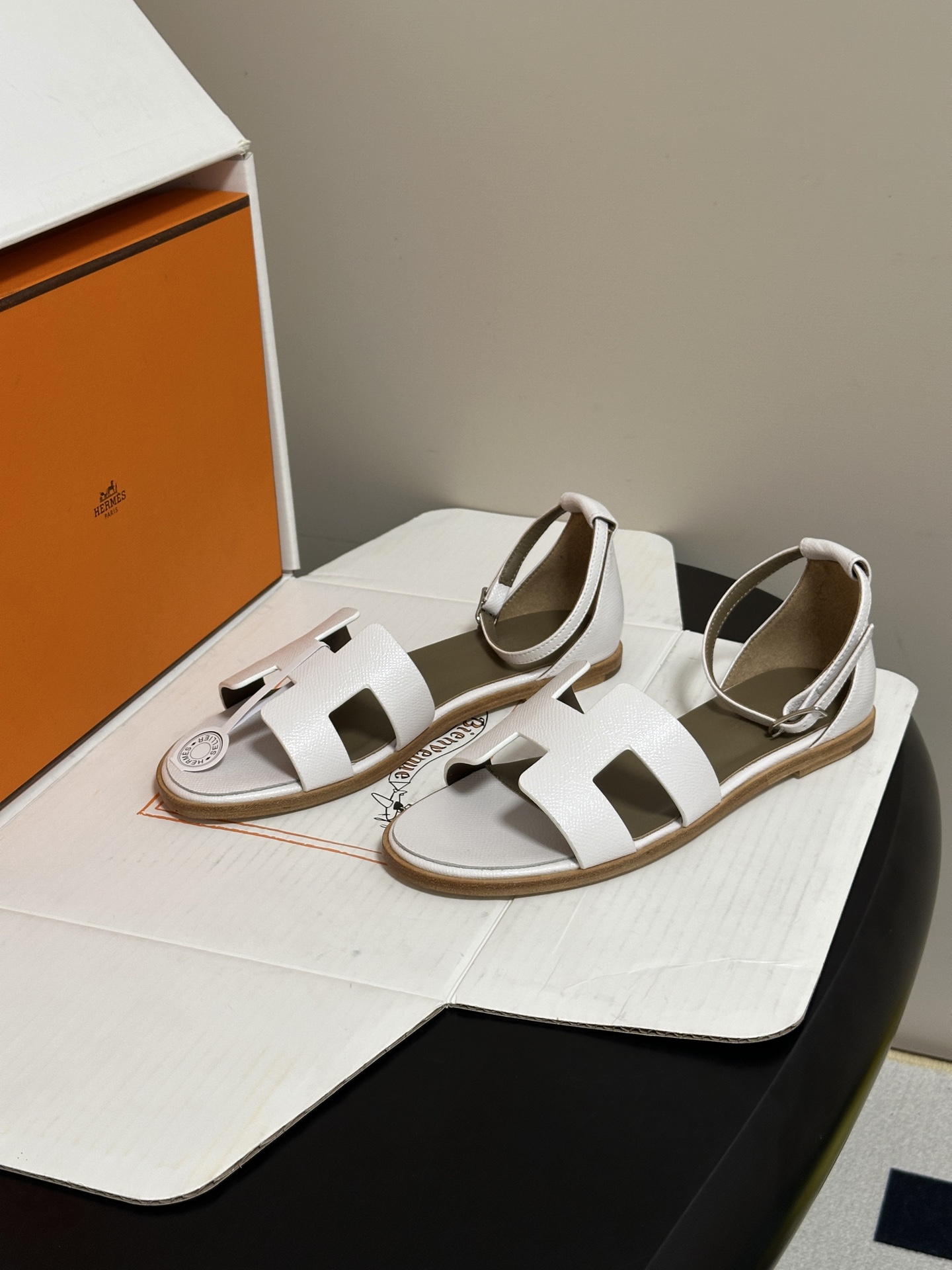 顶级品质(配高档飞机盒✈️) Hermes 爱马仕🐎 Santorini凉鞋系列 H家万年经典款 平底凉鞋H鞋面中空凉鞋 顶级品质(配高档飞机盒✈️) Hermes 爱马仕🐎 Santorini凉鞋系列 H家万年经典款 平底凉鞋H鞋面中空凉鞋
