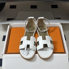 顶级品质(配高档飞机盒✈️) Hermes 爱马仕🐎 Santorini凉鞋系列 H家万年经典款 平底凉鞋H鞋面中空凉鞋 顶级品质(配高档飞机盒✈️) Hermes 爱马仕🐎 Santorini凉鞋系列 H家万年经典款 平底凉鞋H鞋面中空凉鞋