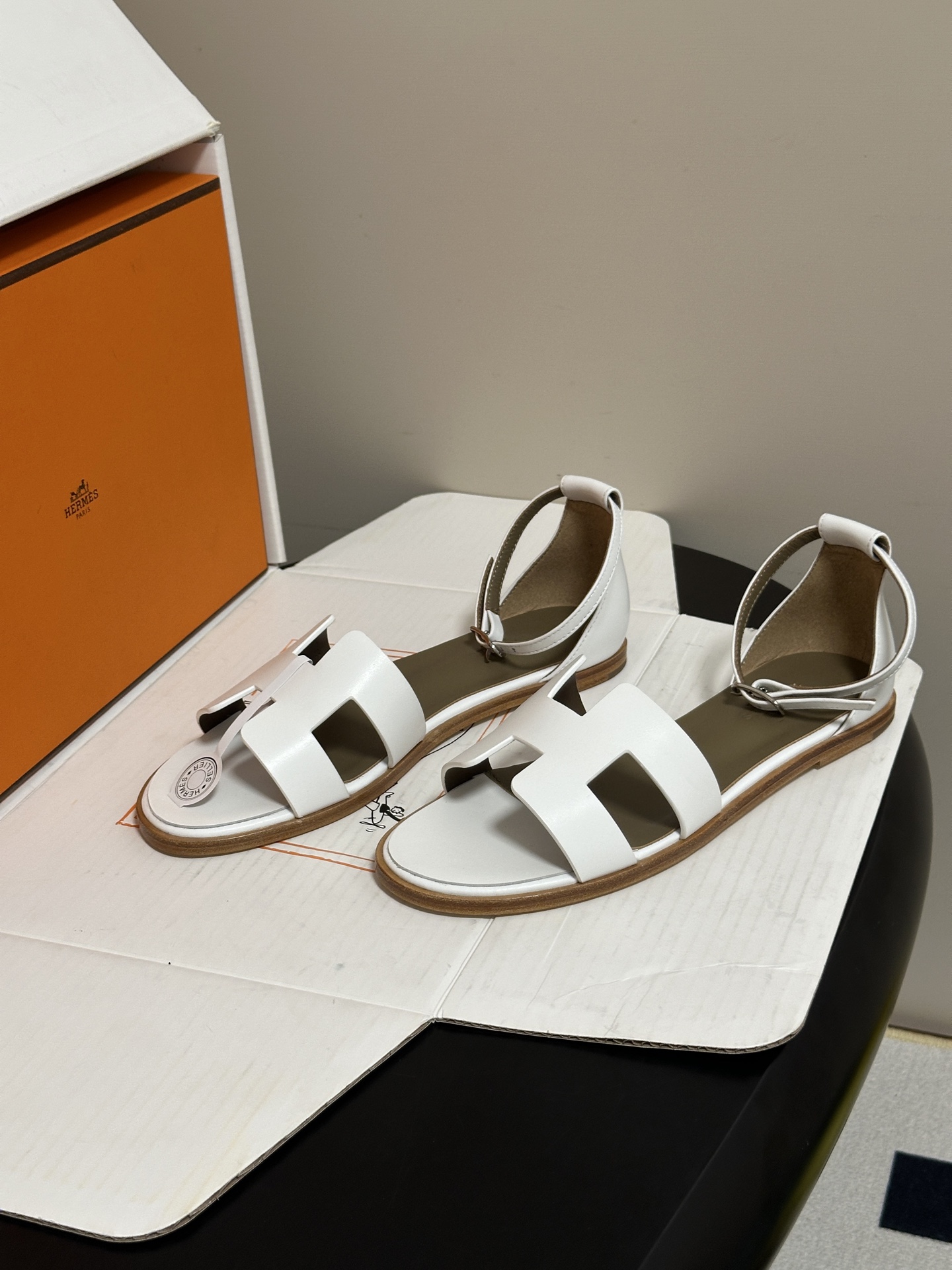 顶级品质(配高档飞机盒✈️) Hermes 爱马仕🐎 Santorini凉鞋系列 H家万年经典款 平底凉鞋H鞋面中空凉鞋 顶级品质(配高档飞机盒✈️) Hermes 爱马仕🐎 Santorini凉鞋系列 H家万年经典款 平底凉鞋H鞋面中空凉鞋