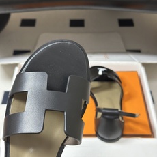 顶级品质(配高档飞机盒✈️) Hermes 爱马仕🐎 Santorini凉鞋系列 H家万年经典款 平底凉鞋H鞋面中空凉鞋 顶级品质(配高档飞机盒✈️) Hermes 爱马仕🐎 Santorini凉鞋系列 H家万年经典款 平底凉鞋H鞋面中空凉鞋