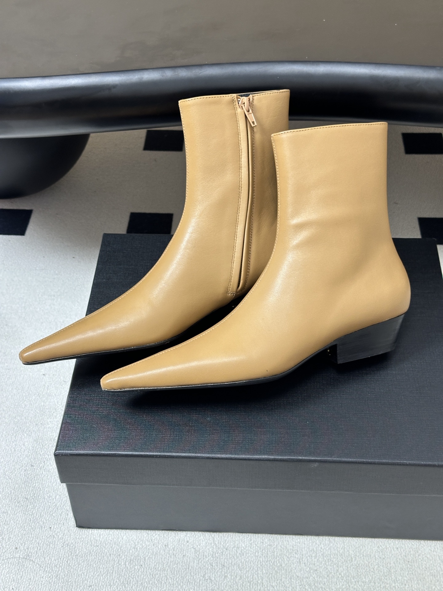 顶级品质 Saint Laurent fw26 new arrival~ YSL圣罗兰2026 秋冬新款侧拉链小矮跟及踝 顶级品质 Saint Laurent fw26 new arrival~ YSL圣罗兰2026 秋冬新款侧拉链小矮跟及踝