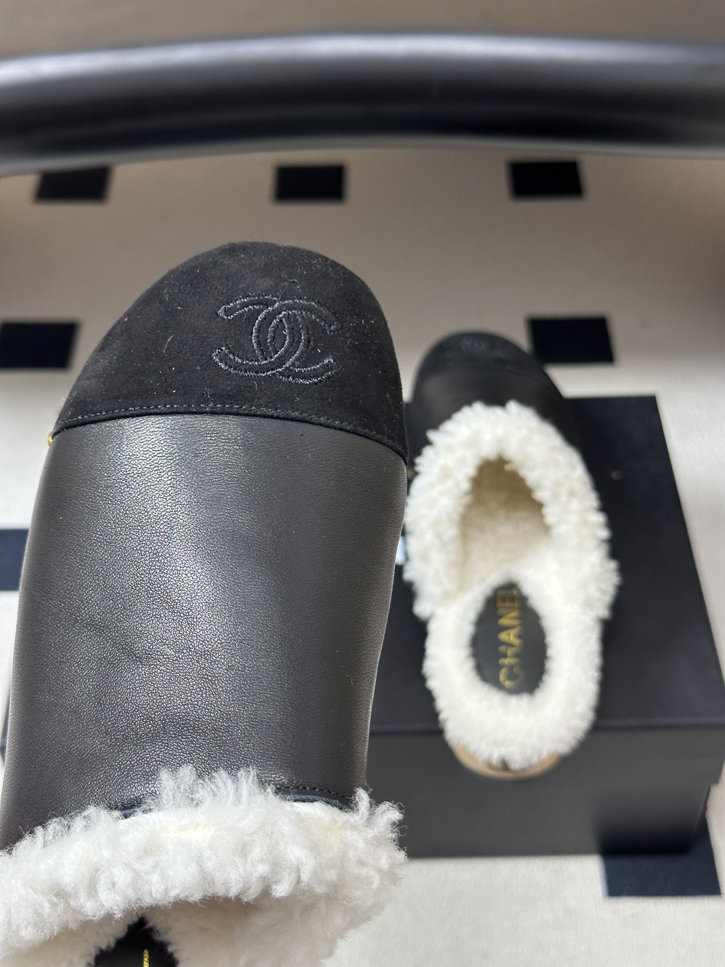 秋冬新款Chanel 26A小香经典双C扣羊毛拖鞋菱格包头厚底实木底穆勒毛拖鞋 标志性的链条双C扣闪耀夺目,自带贵气,为 秋冬新款Chanel 26A小香经典双C扣羊毛拖鞋菱格包头厚底实木底穆勒毛拖鞋 标志性的链条双C扣闪耀夺目,自带贵气,为