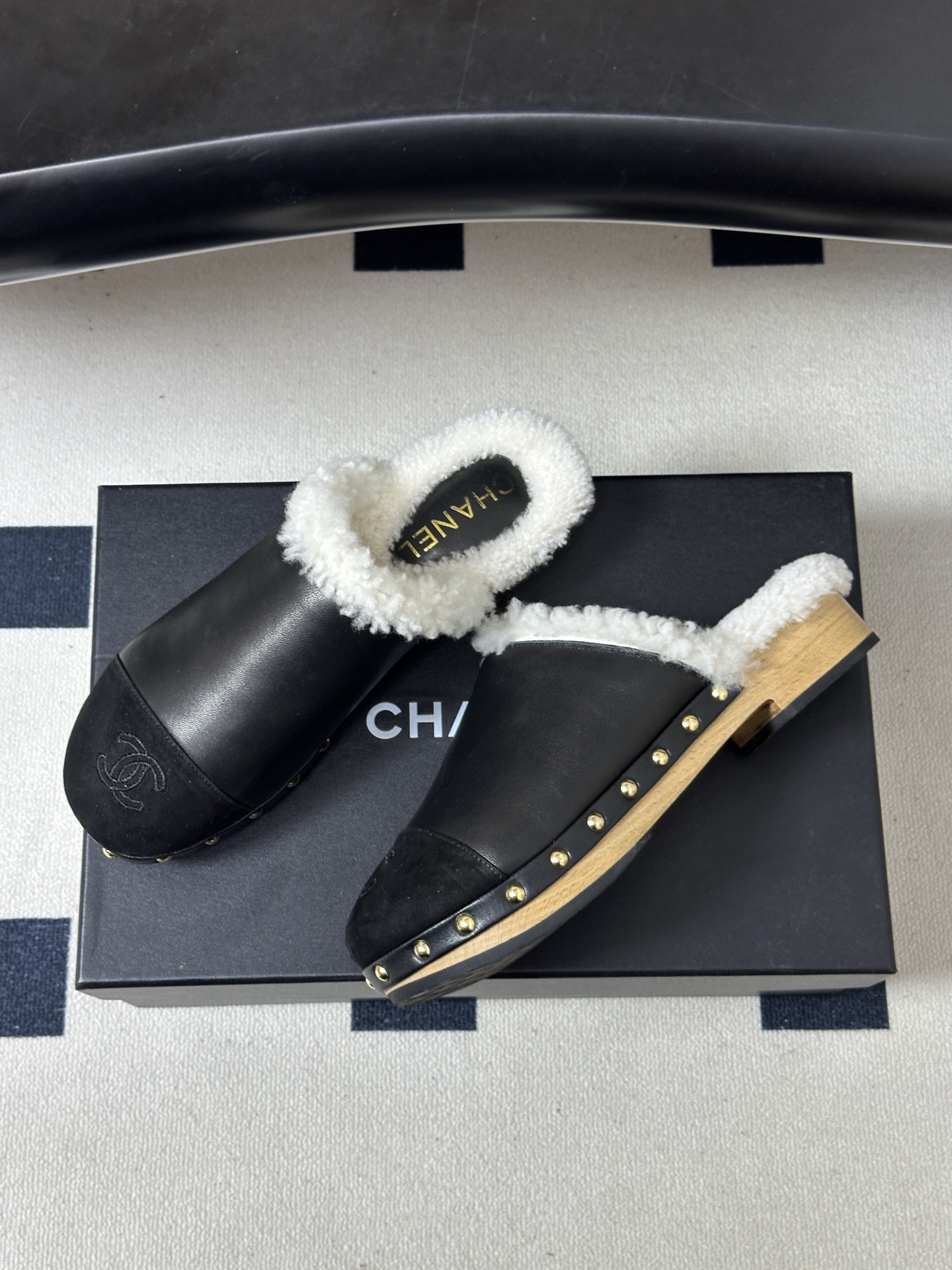 秋冬新款Chanel 26A小香经典双C扣羊毛拖鞋菱格包头厚底实木底穆勒毛拖鞋 标志性的链条双C扣闪耀夺目,自带贵气,为 秋冬新款Chanel 26A小香经典双C扣羊毛拖鞋菱格包头厚底实木底穆勒毛拖鞋 标志性的链条双C扣闪耀夺目,自带贵气,为