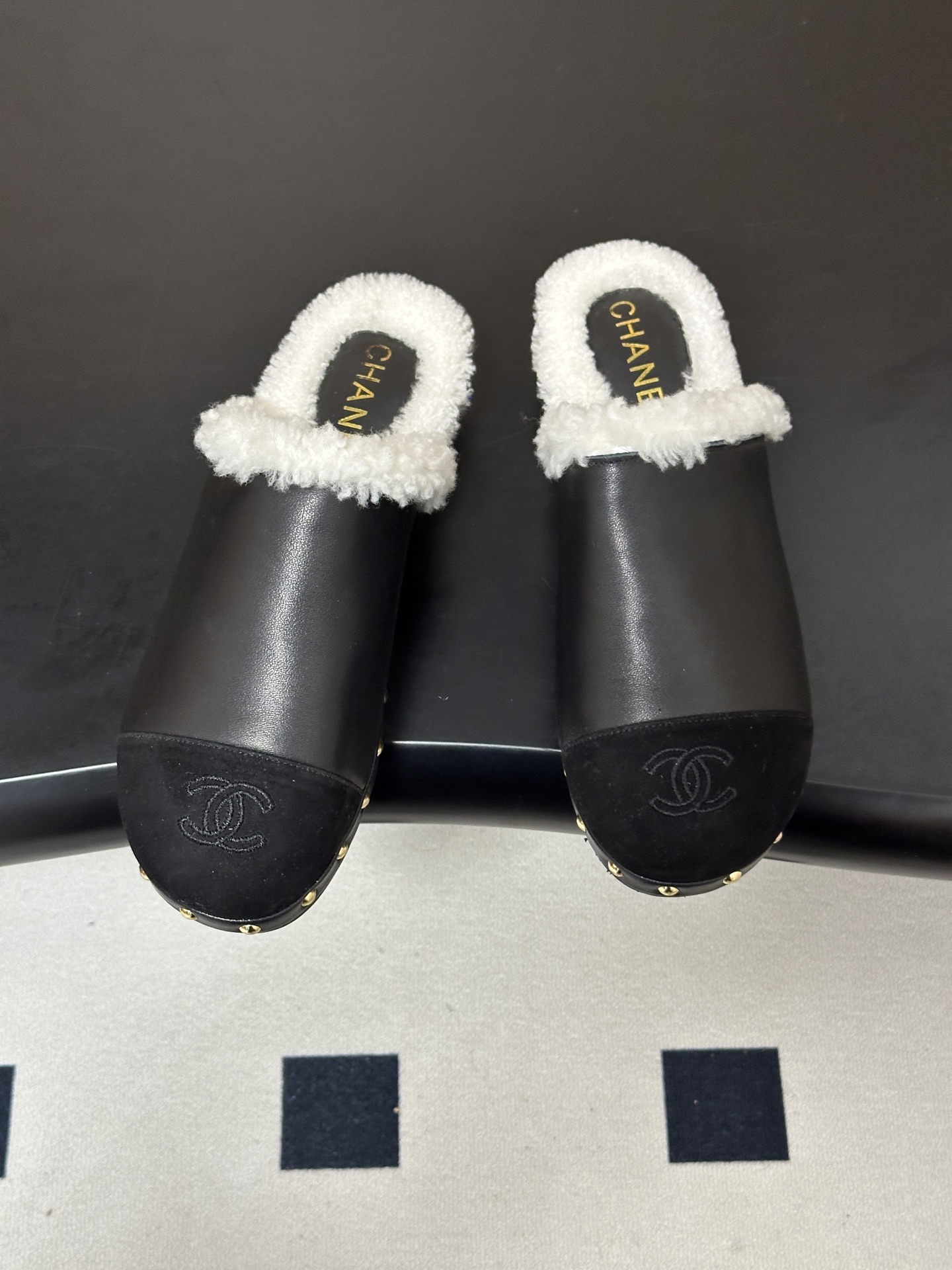 秋冬新款Chanel 26A小香经典双C扣羊毛拖鞋菱格包头厚底实木底穆勒毛拖鞋 标志性的链条双C扣闪耀夺目,自带贵气,为 秋冬新款Chanel 26A小香经典双C扣羊毛拖鞋菱格包头厚底实木底穆勒毛拖鞋 标志性的链条双C扣闪耀夺目,自带贵气,为
