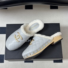 秋冬新款Chanel 26A小香经典双C扣羊毛拖鞋菱格包头厚底实木底穆勒毛拖鞋 标志性的链条双C扣闪耀夺目,自带贵气,为 秋冬新款Chanel 26A小香经典双C扣羊毛拖鞋菱格包头厚底实木底穆勒毛拖鞋 标志性的链条双C扣闪耀夺目,自带贵气,为