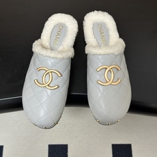 秋冬新款Chanel 26A小香经典双C扣羊毛拖鞋菱格包头厚底实木底穆勒毛拖鞋 标志性的链条双C扣闪耀夺目,自带贵气,为 秋冬新款Chanel 26A小香经典双C扣羊毛拖鞋菱格包头厚底实木底穆勒毛拖鞋 标志性的链条双C扣闪耀夺目,自带贵气,为