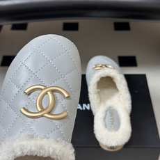 秋冬新款Chanel 26A小香经典双C扣羊毛拖鞋菱格包头厚底实木底穆勒毛拖鞋 标志性的链条双C扣闪耀夺目,自带贵气,为 秋冬新款Chanel 26A小香经典双C扣羊毛拖鞋菱格包头厚底实木底穆勒毛拖鞋 标志性的链条双C扣闪耀夺目,自带贵气,为