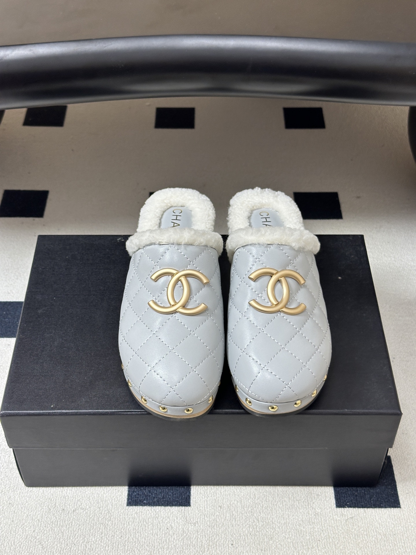 秋冬新款Chanel 26A小香经典双C扣羊毛拖鞋菱格包头厚底实木底穆勒毛拖鞋 标志性的链条双C扣闪耀夺目,自带贵气,为 秋冬新款Chanel 26A小香经典双C扣羊毛拖鞋菱格包头厚底实木底穆勒毛拖鞋 标志性的链条双C扣闪耀夺目,自带贵气,为