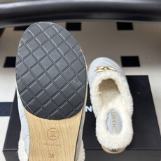 秋冬新款Chanel 26A小香经典双C扣羊毛拖鞋菱格包头厚底实木底穆勒毛拖鞋 标志性的链条双C扣闪耀夺目,自带贵气,为 秋冬新款Chanel 26A小香经典双C扣羊毛拖鞋菱格包头厚底实木底穆勒毛拖鞋 标志性的链条双C扣闪耀夺目,自带贵气,为