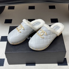 秋冬新款Chanel 26A小香经典双C扣羊毛拖鞋菱格包头厚底实木底穆勒毛拖鞋 标志性的链条双C扣闪耀夺目,自带贵气,为 秋冬新款Chanel 26A小香经典双C扣羊毛拖鞋菱格包头厚底实木底穆勒毛拖鞋 标志性的链条双C扣闪耀夺目,自带贵气,为
