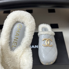 秋冬新款Chanel 26A小香经典双C扣羊毛拖鞋菱格包头厚底实木底穆勒毛拖鞋 标志性的链条双C扣闪耀夺目,自带贵气,为 秋冬新款Chanel 26A小香经典双C扣羊毛拖鞋菱格包头厚底实木底穆勒毛拖鞋 标志性的链条双C扣闪耀夺目,自带贵气,为