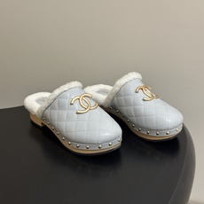 秋冬新款Chanel 26A小香经典双C扣羊毛拖鞋菱格包头厚底实木底穆勒毛拖鞋 标志性的链条双C扣闪耀夺目,自带贵气,为 秋冬新款Chanel 26A小香经典双C扣羊毛拖鞋菱格包头厚底实木底穆勒毛拖鞋 标志性的链条双C扣闪耀夺目,自带贵气,为