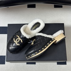 秋冬新款Chanel 26A小香经典双C扣羊毛拖鞋菱格包头厚底实木底穆勒毛拖鞋 标志性的链条双C扣闪耀夺目,自带贵气,为 秋冬新款Chanel 26A小香经典双C扣羊毛拖鞋菱格包头厚底实木底穆勒毛拖鞋 标志性的链条双C扣闪耀夺目,自带贵气,为