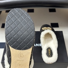 秋冬新款Chanel 26A小香经典双C扣羊毛拖鞋菱格包头厚底实木底穆勒毛拖鞋 标志性的链条双C扣闪耀夺目,自带贵气,为 秋冬新款Chanel 26A小香经典双C扣羊毛拖鞋菱格包头厚底实木底穆勒毛拖鞋 标志性的链条双C扣闪耀夺目,自带贵气,为