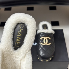 秋冬新款Chanel 26A小香经典双C扣羊毛拖鞋菱格包头厚底实木底穆勒毛拖鞋 标志性的链条双C扣闪耀夺目,自带贵气,为 秋冬新款Chanel 26A小香经典双C扣羊毛拖鞋菱格包头厚底实木底穆勒毛拖鞋 标志性的链条双C扣闪耀夺目,自带贵气,为