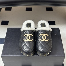 秋冬新款Chanel 26A小香经典双C扣羊毛拖鞋菱格包头厚底实木底穆勒毛拖鞋 标志性的链条双C扣闪耀夺目,自带贵气,为 秋冬新款Chanel 26A小香经典双C扣羊毛拖鞋菱格包头厚底实木底穆勒毛拖鞋 标志性的链条双C扣闪耀夺目,自带贵气,为