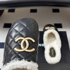秋冬新款Chanel 26A小香经典双C扣羊毛拖鞋菱格包头厚底实木底穆勒毛拖鞋 标志性的链条双C扣闪耀夺目,自带贵气,为 秋冬新款Chanel 26A小香经典双C扣羊毛拖鞋菱格包头厚底实木底穆勒毛拖鞋 标志性的链条双C扣闪耀夺目,自带贵气,为