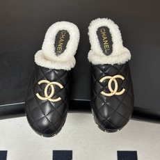 秋冬新款Chanel 26A小香经典双C扣羊毛拖鞋菱格包头厚底实木底穆勒毛拖鞋 标志性的链条双C扣闪耀夺目,自带贵气,为 秋冬新款Chanel 26A小香经典双C扣羊毛拖鞋菱格包头厚底实木底穆勒毛拖鞋 标志性的链条双C扣闪耀夺目,自带贵气,为