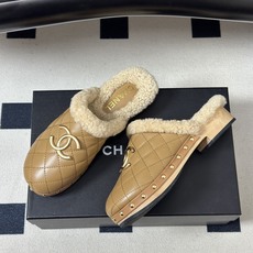 秋冬新款Chanel 26A小香经典双C扣羊毛拖鞋菱格包头厚底实木底穆勒毛拖鞋 标志性的链条双C扣闪耀夺目,自带贵气,为 秋冬新款Chanel 26A小香经典双C扣羊毛拖鞋菱格包头厚底实木底穆勒毛拖鞋 标志性的链条双C扣闪耀夺目,自带贵气,为