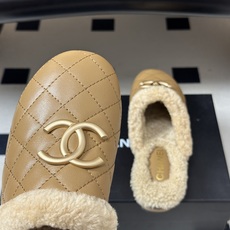 秋冬新款Chanel 26A小香经典双C扣羊毛拖鞋菱格包头厚底实木底穆勒毛拖鞋 标志性的链条双C扣闪耀夺目,自带贵气,为 秋冬新款Chanel 26A小香经典双C扣羊毛拖鞋菱格包头厚底实木底穆勒毛拖鞋 标志性的链条双C扣闪耀夺目,自带贵气,为