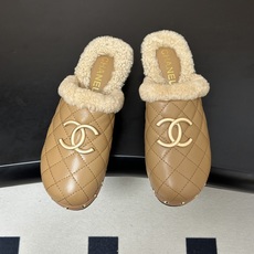 秋冬新款Chanel 26A小香经典双C扣羊毛拖鞋菱格包头厚底实木底穆勒毛拖鞋 标志性的链条双C扣闪耀夺目,自带贵气,为 秋冬新款Chanel 26A小香经典双C扣羊毛拖鞋菱格包头厚底实木底穆勒毛拖鞋 标志性的链条双C扣闪耀夺目,自带贵气,为