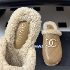 秋冬新款Chanel 26A小香经典双C扣羊毛拖鞋菱格包头厚底实木底穆勒毛拖鞋 标志性的链条双C扣闪耀夺目,自带贵气,为 秋冬新款Chanel 26A小香经典双C扣羊毛拖鞋菱格包头厚底实木底穆勒毛拖鞋 标志性的链条双C扣闪耀夺目,自带贵气,为
