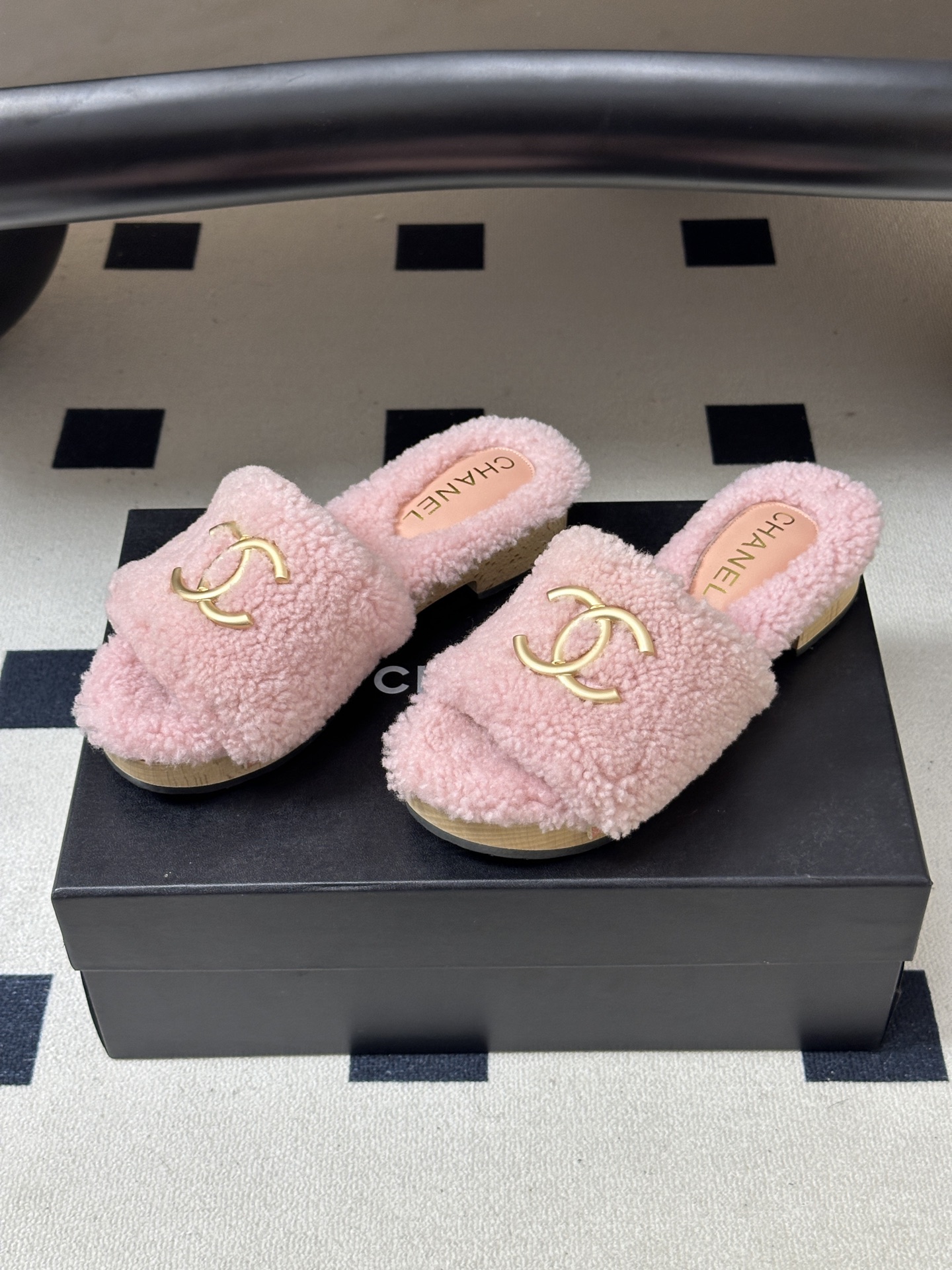 秋冬新款Chanel 26A小香经典双C扣羊毛拖鞋厚底实木底穆勒毛拖鞋 标志性的链条双C扣闪耀夺目，自带贵气，为拖鞋注入