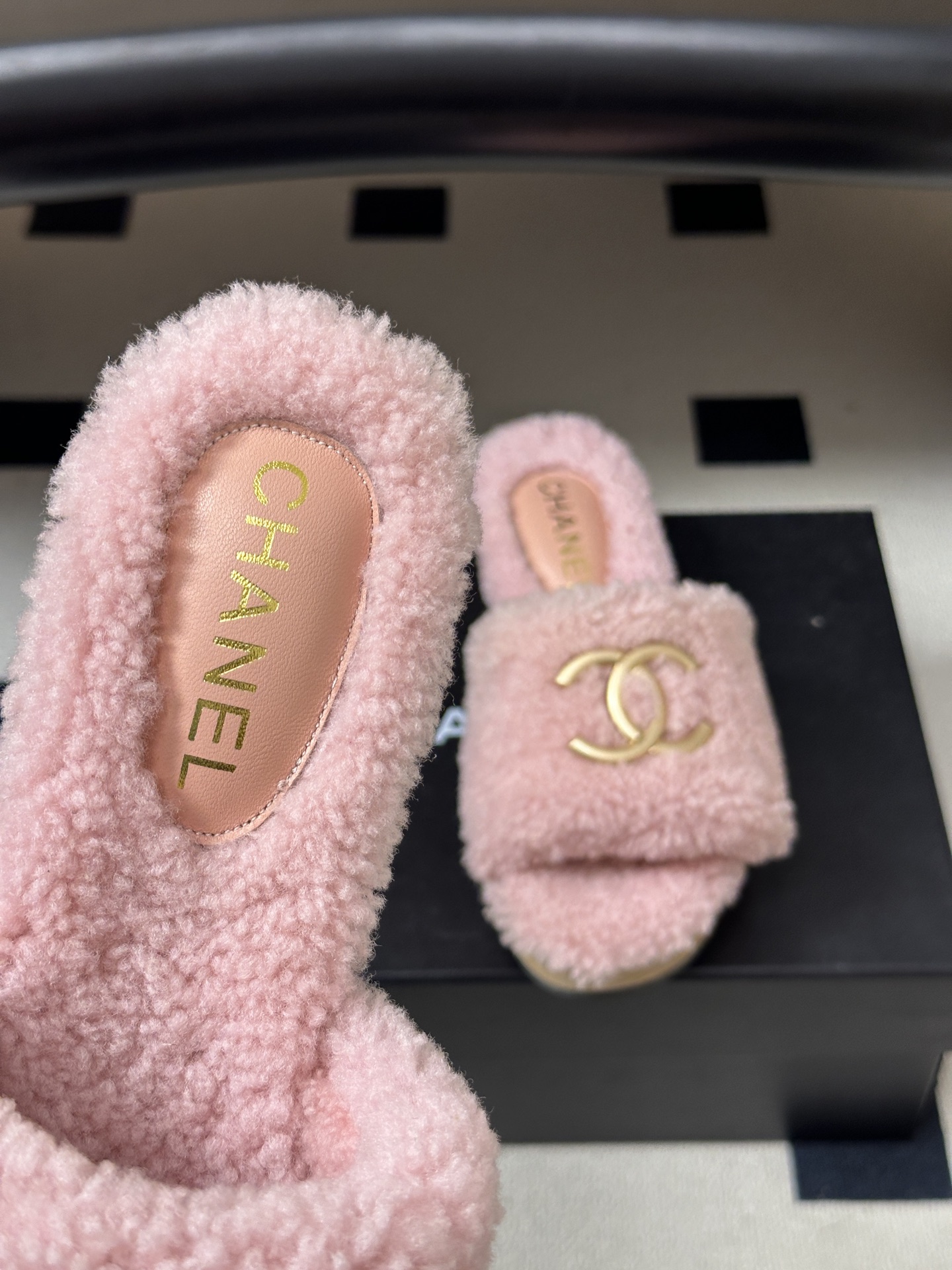 秋冬新款Chanel 26A小香经典双C扣羊毛拖鞋厚底实木底穆勒毛拖鞋 标志性的链条双C扣闪耀夺目，自带贵气，为拖鞋注入