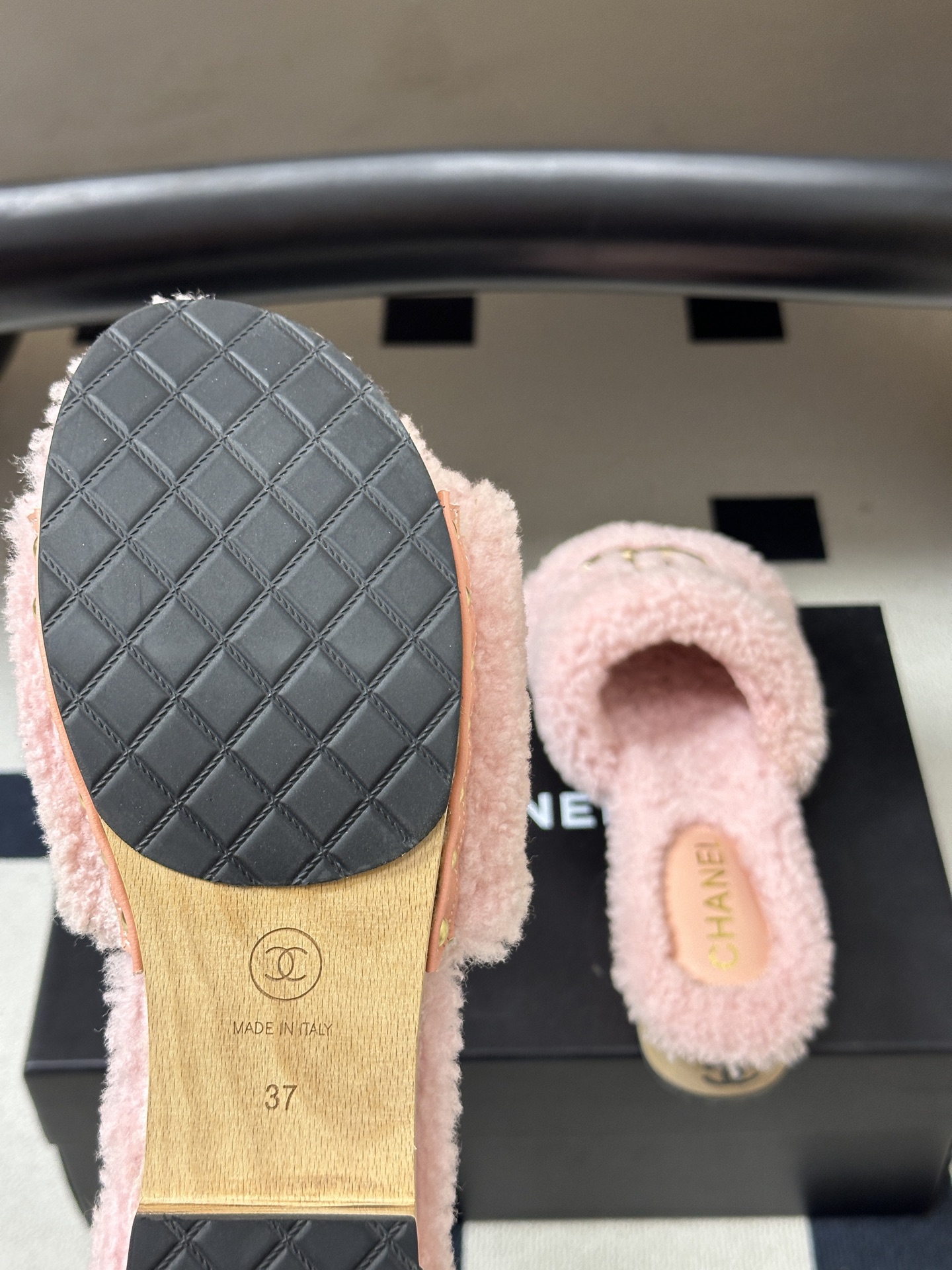 秋冬新款Chanel 26A小香经典双C扣羊毛拖鞋厚底实木底穆勒毛拖鞋 标志性的链条双C扣闪耀夺目，自带贵气，为拖鞋注入