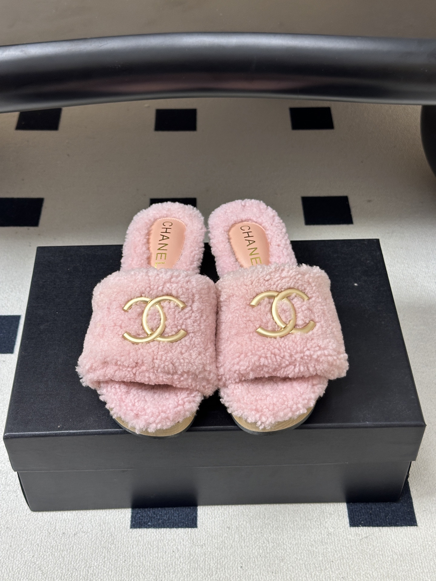 秋冬新款Chanel 26A小香经典双C扣羊毛拖鞋厚底实木底穆勒毛拖鞋 标志性的链条双C扣闪耀夺目，自带贵气，为拖鞋注入