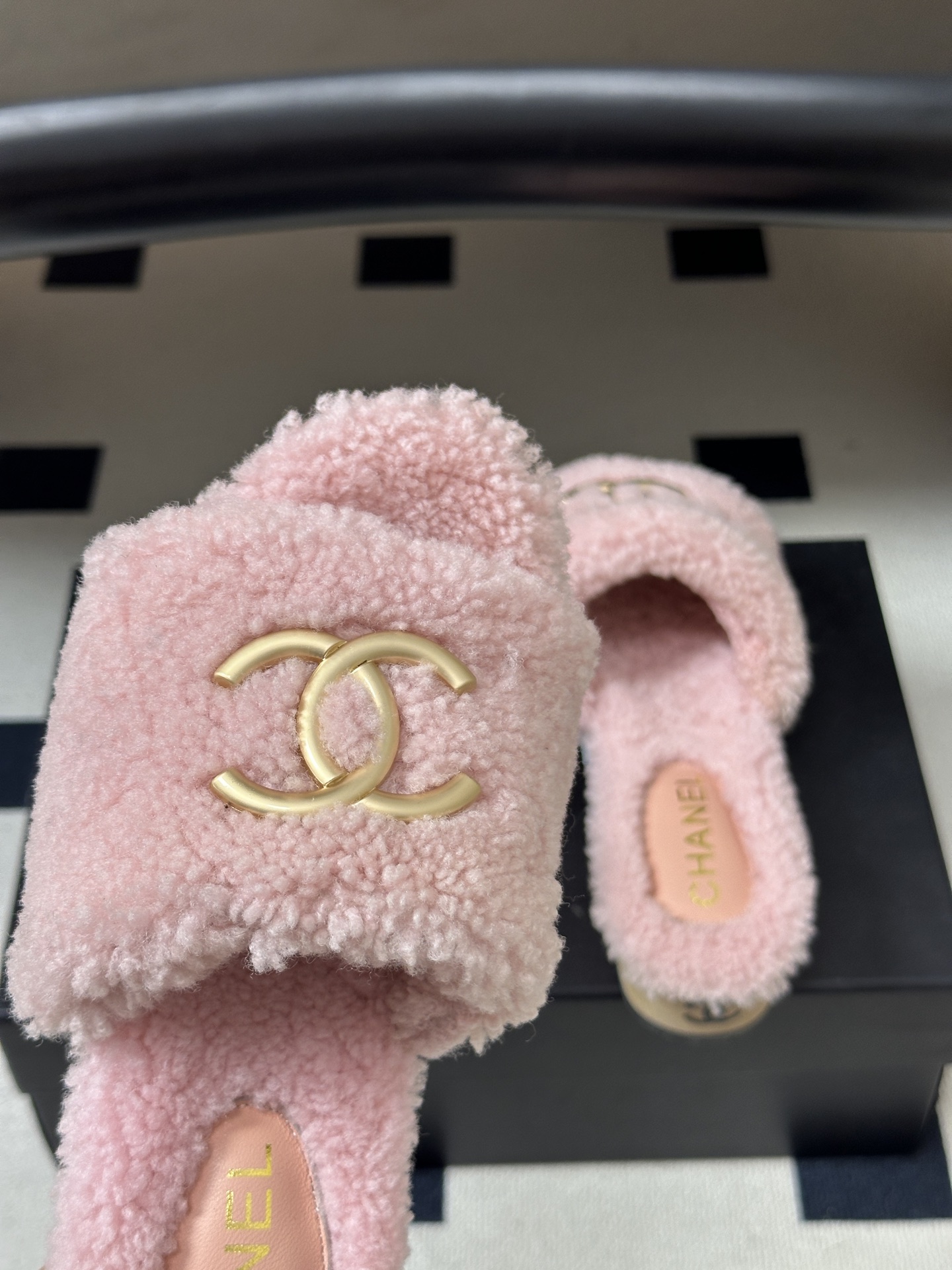 秋冬新款Chanel 26A小香经典双C扣羊毛拖鞋厚底实木底穆勒毛拖鞋 标志性的链条双C扣闪耀夺目，自带贵气，为拖鞋注入