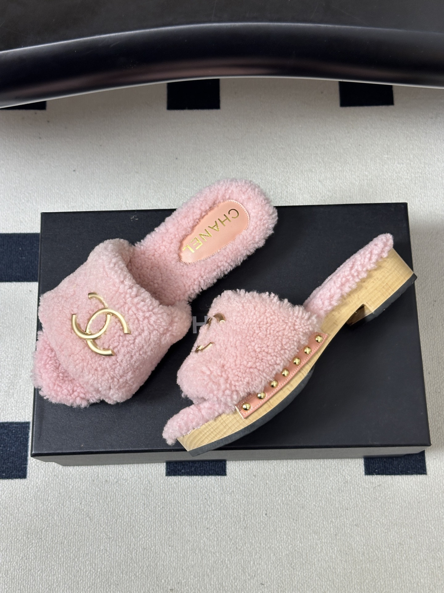 秋冬新款Chanel 26A小香经典双C扣羊毛拖鞋厚底实木底穆勒毛拖鞋 标志性的链条双C扣闪耀夺目，自带贵气，为拖鞋注入